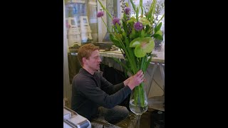 Thumbnail for Middenin de Kalverstraat, op Spui nummer 7 om precies te zijn, zit bloemist 't Lievertje. #shorts