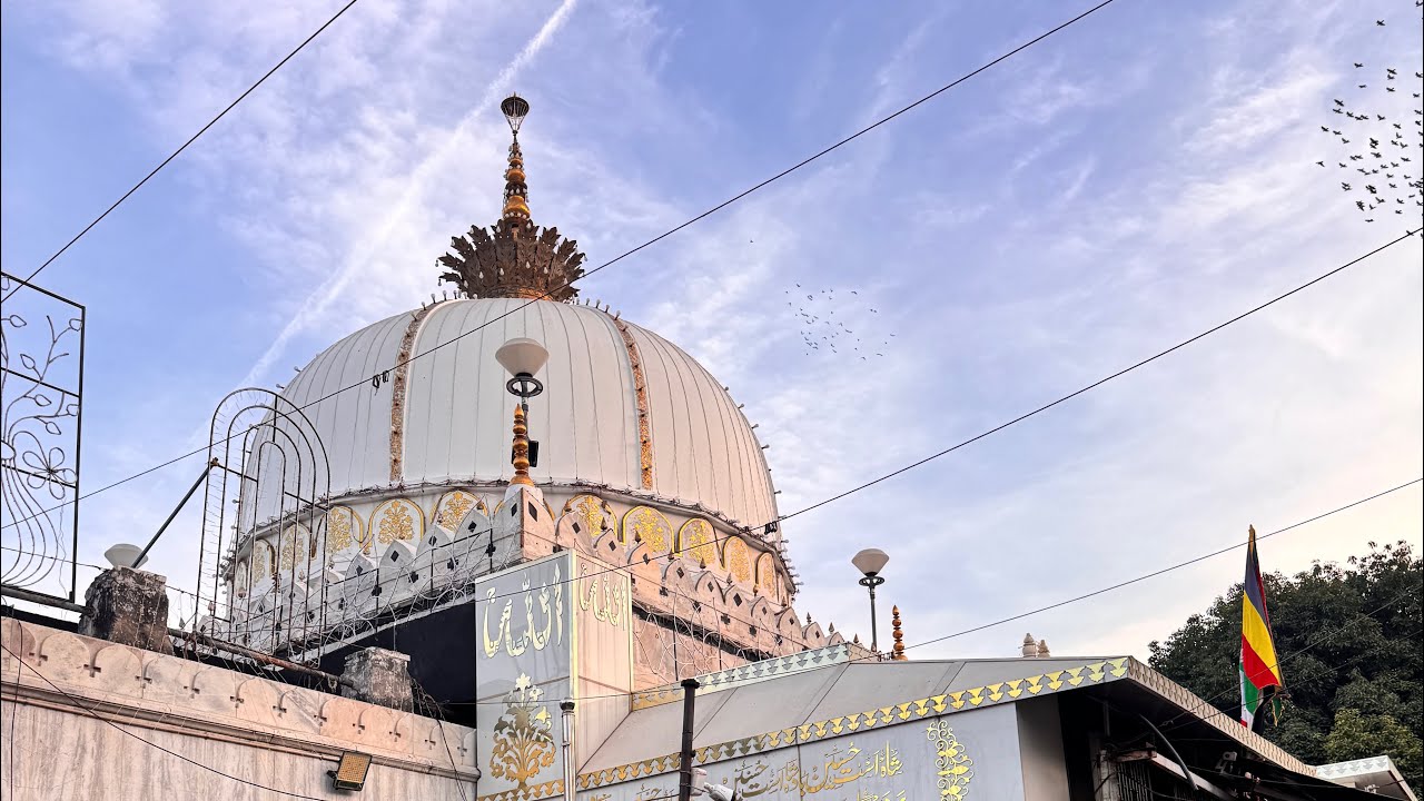 ajmer sharif se sarkar gareeb nawaz ke pote hisamuddin chishti r.a.(sambhar sharif) ke urs me chadar