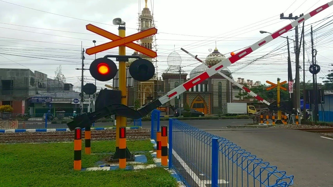 Perlintasan Kereta Api Roxy Jember #palangpintu #keretaapi
