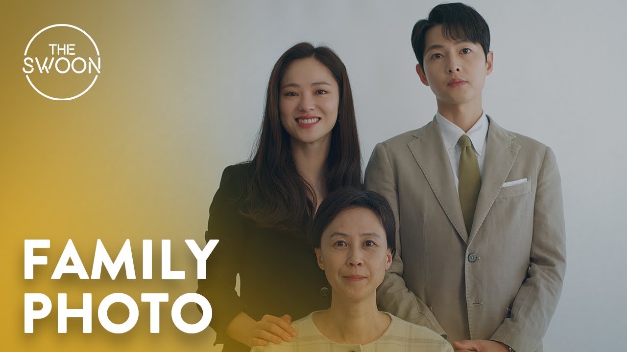 Jeon Yeo-been pulls Song Joong-ki in for a family photo with his mother