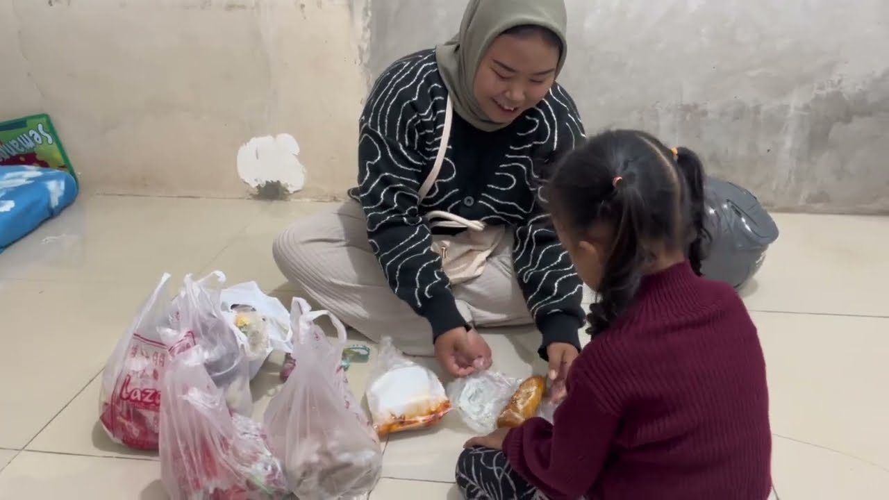 Ke pasar malam di traktir teteh Dede nih 