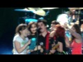 Green Day in Chile - Billie Joe rodeado de mujeres