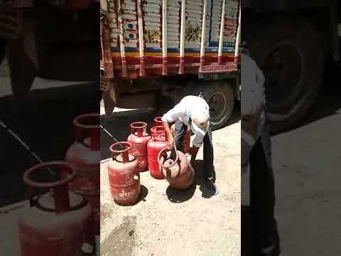वीडियो: क्या गैस स्टेशन अपने गैसोलीन में पानी डालते हैं?