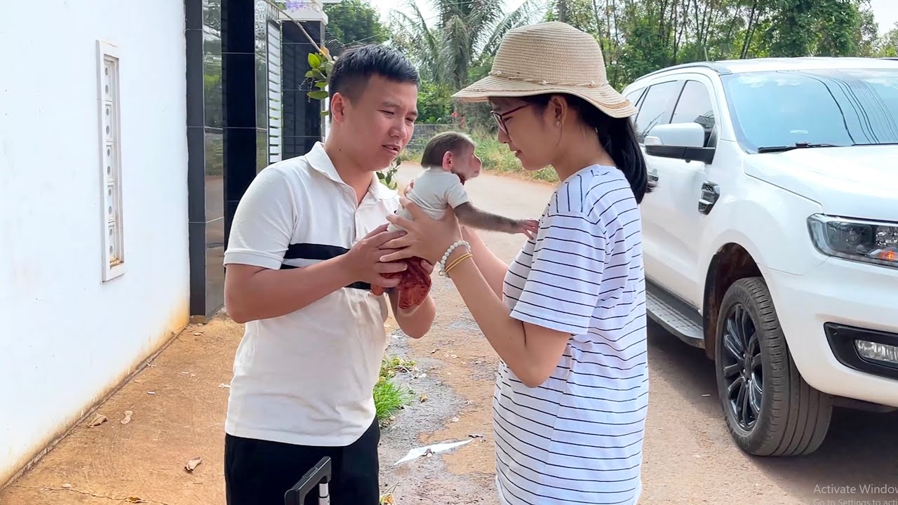 Sweet Farewell! Monkey CUBIS Waves Goodbye to Dad!