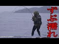 女が大雨の中、ずぶ濡れで釣りをしていたら突然強烈な大物に襲われて海に引きずり込まれる寸前な激闘の結末！！釣り丨Fishing丨Catch＆Cook丨Fishing video丨Fishing lady