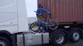 Ciężarówka nie jest w stanie dotrzeć wszędzie. Truckerki mają na to rozwiązanie! [Truckerki] screenshot 1