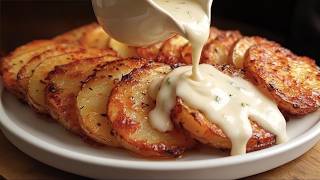 Kartoffeln und Eier vermischen. Ein einfaches Rezept zum Braten von Kartoffeln in der Pfanne.