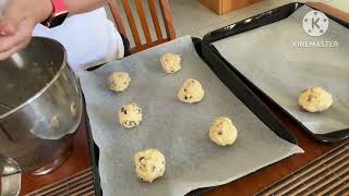 HOW TO MAKE CHOCOLATE CHIP COOKIES