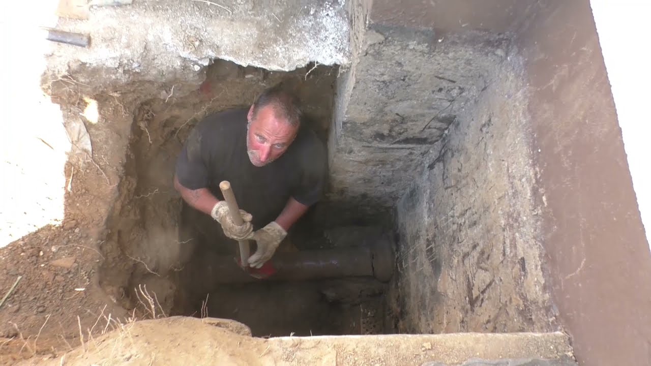 Defektes Hausabflußrohr im Erdreich erneuert und Aco Drain Entwässerungsrinne eingebaut