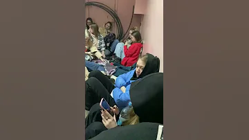 شاهد بنات نازحات في اوكرانيا بعد ما تم جمعهم بملجأ بعد القصف الروسي 