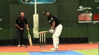 NZ baseball pitcher tries out cricket!