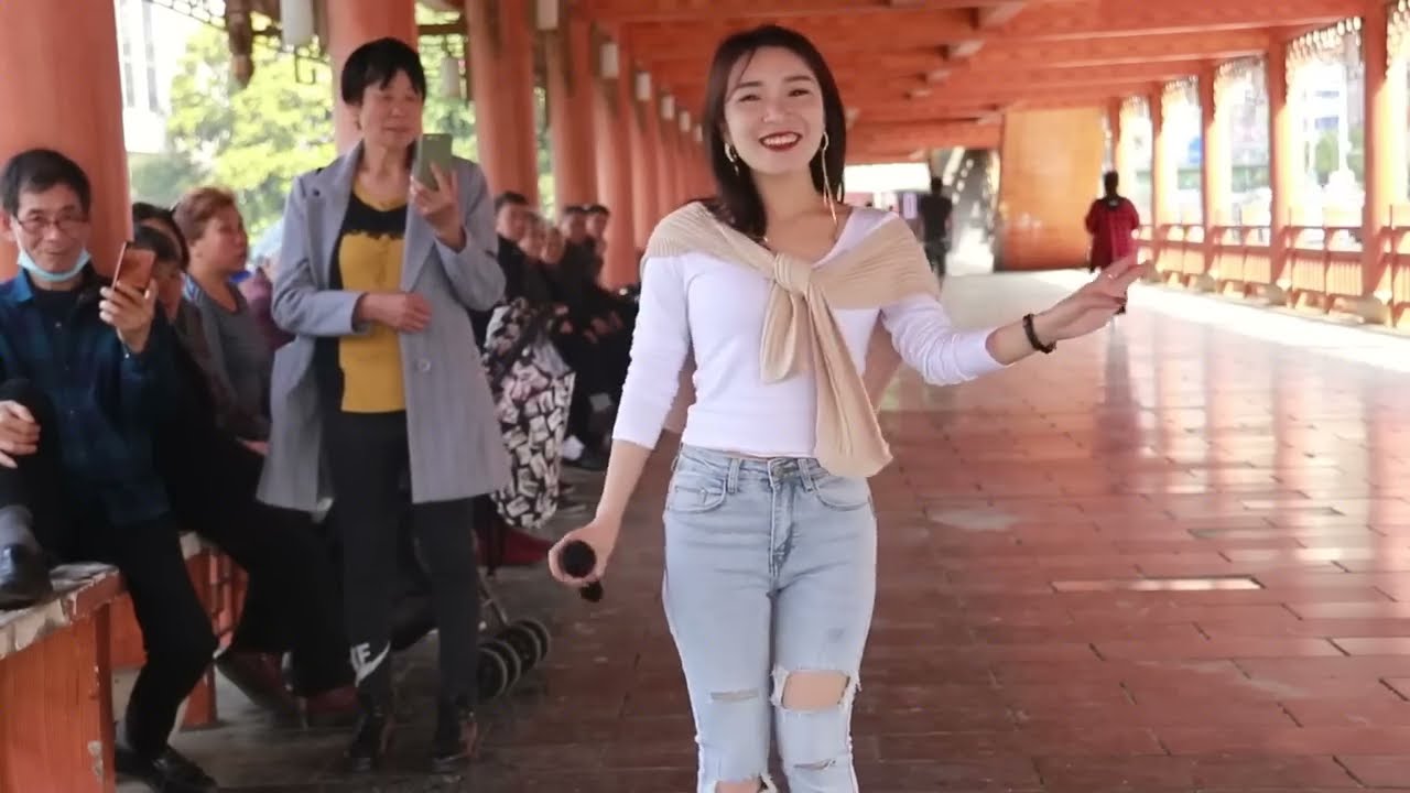 贵州小蓉儿  《爱人跟人走》 “這首愛人跟人走，是蓉儿把我帶進她視頻的一首，初次聽到，還有點不相信有人能把閩南語歌唱得如此聲動活潑。。。——林清焜”