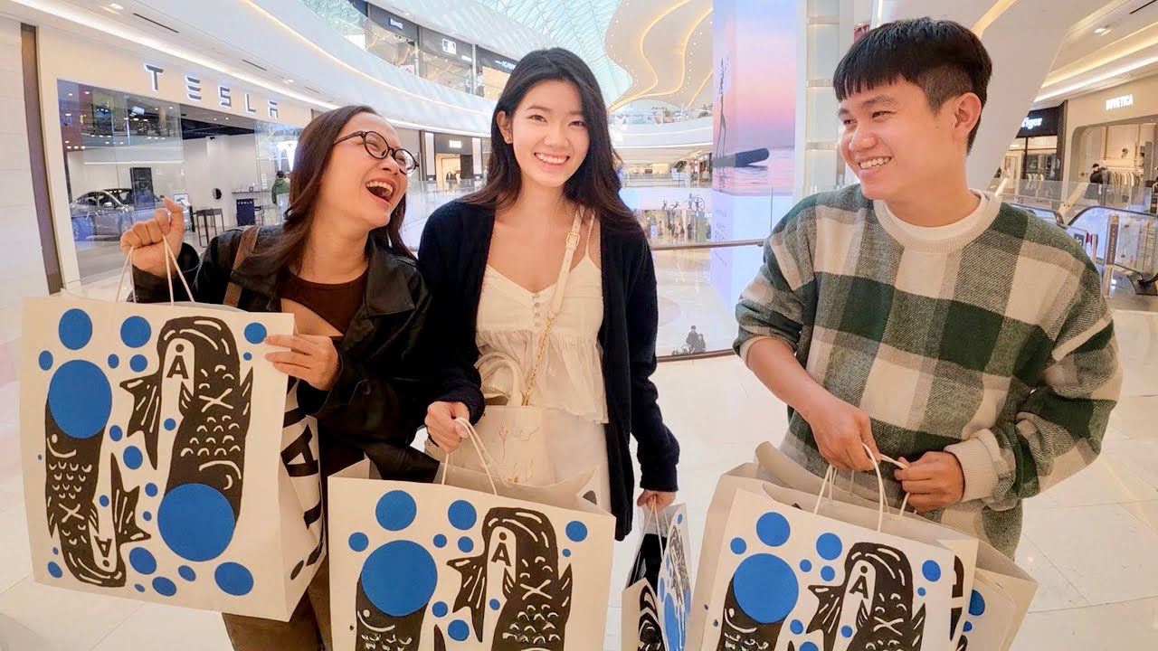 용기내서 그녀와 대표님 지갑을 다 털었습니다