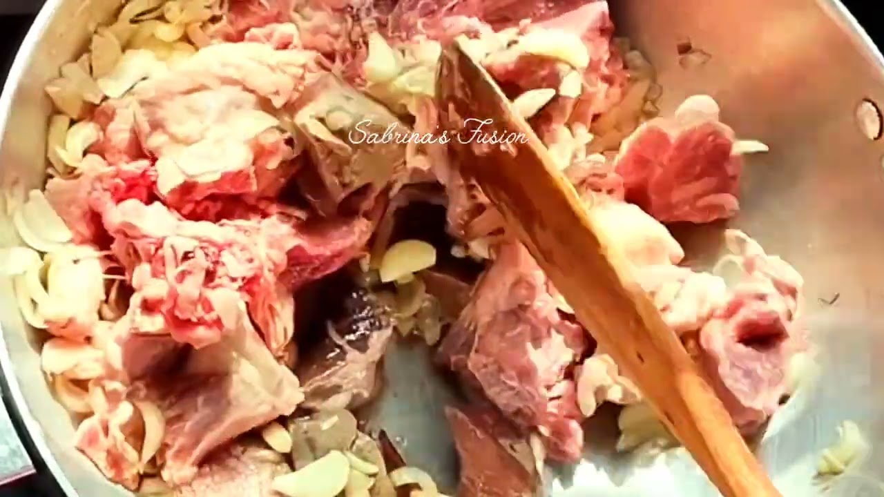 গরুর মাংসের সাথে আলু দিয়ে ঝাল ঝাল তরকারি। 