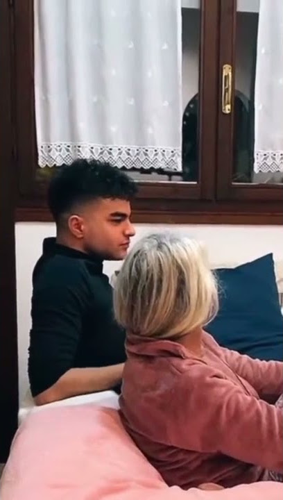Intro Pornhub in the family living room !