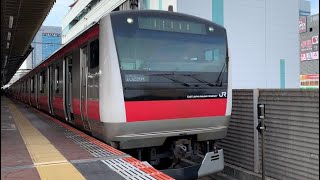 JR海浜幕張駅を入線.発車する列車。2022年4月2日撮影。