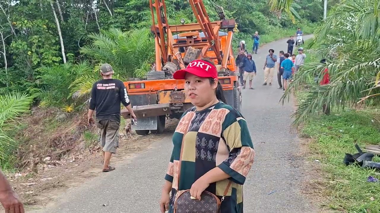 EVAKUASI- tercengang warga berbondong bondong melihat penarikan yg melelahkan didasar jurang talun
