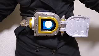Disney Imagination Belt ベルトの液晶画面からアナと雪の女王のアニメーションが流れる ディズニー100周年記念変身ベルト