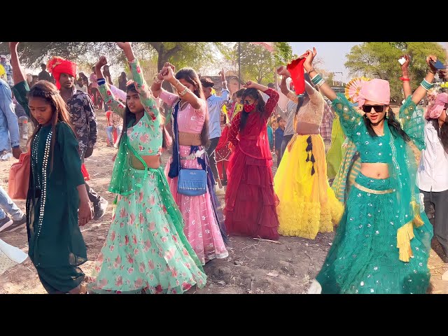 નાના નાના પરણી ગયા હુ રહી ગયો કુવરો Arjun R Meda Girls Timli Dance कुंवारों सेलियो 2023 class=