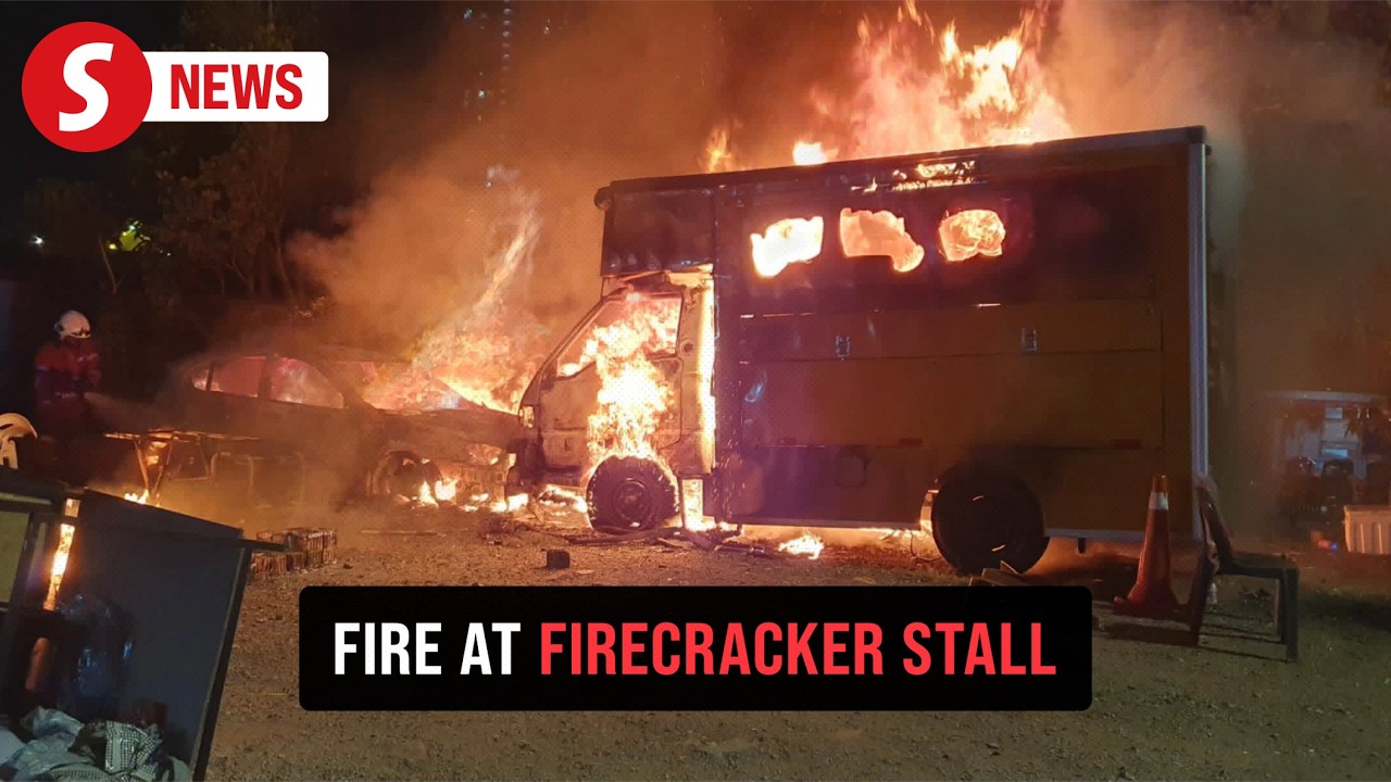 Fire at a firecracker stall destroys two vehicles in Johor Baru - YouTube