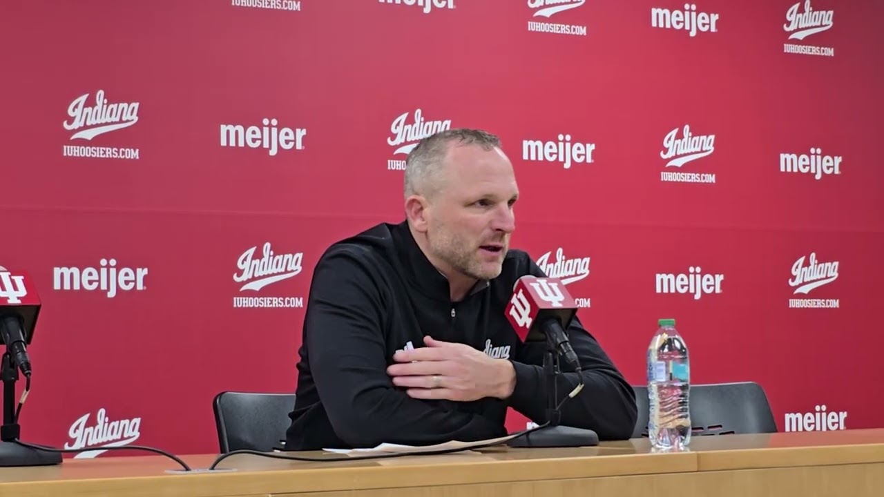 Главный тренер команды IU Дариан ДеВрис обсуждает победу над командой Chicago State.