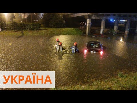 Заблокированные авто и поваленные деревья: в Ивано-Франковске ливень затопил город