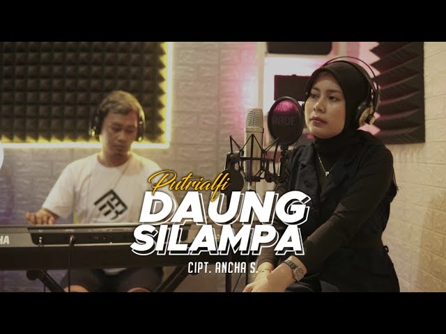 DAUNG SILAMPA - Putri Alfi || Cipt. Ancha S (Cover) class=