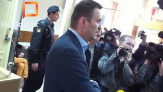 Навальный дает интервью в перерыве слушаний