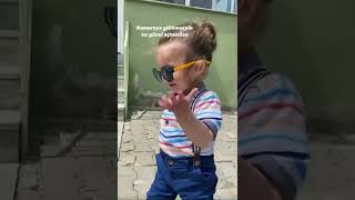 Kameraya Gülümseyin En Güzel Açınızdan, Kimene Acınızdan