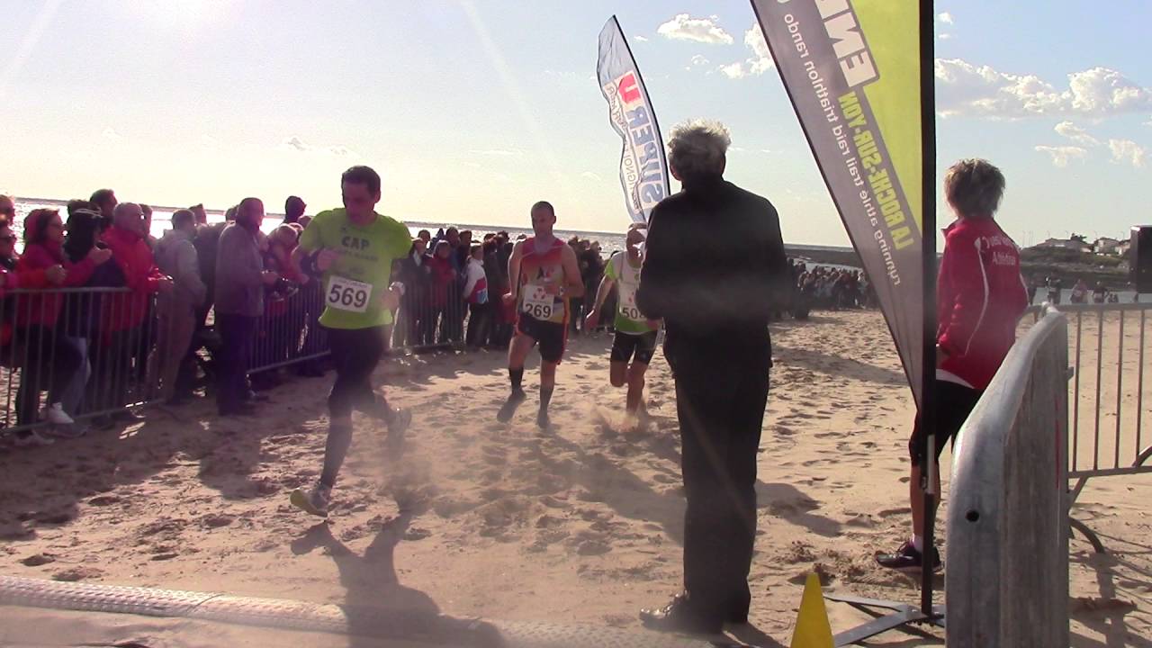Amazoncom Deux Femmes Courant Sur La Plage La Course