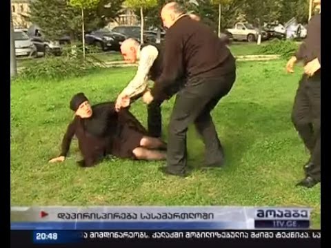 გარდაცვლილი 22 წლის ჯემალ შელიას ახლობლები ბრალდებულების ნათესავებს დაუპირისპირდნენ