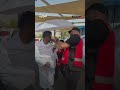 متطوعون وفرق متخصصة يوزعون أكياس الثلج على الحجاج ويرشونهم بالمياه الباردة في مشعر عرفات