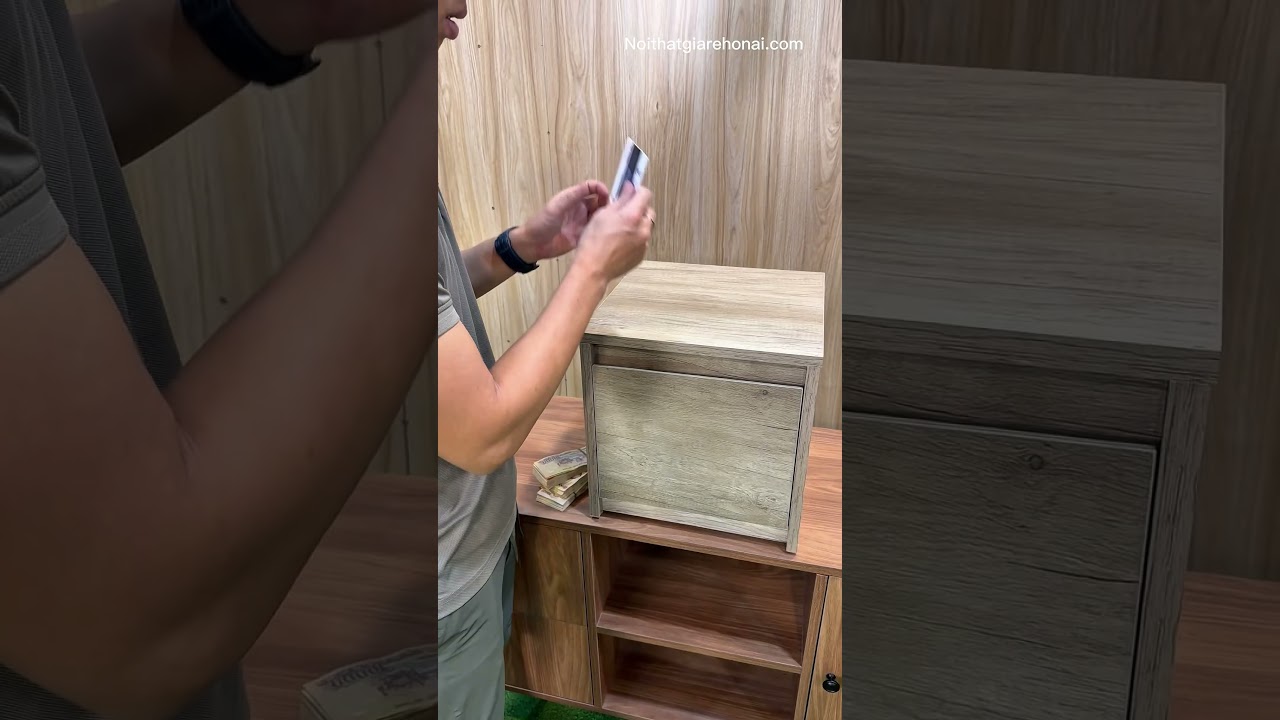 Скрытое отделение внутри современной прикроватной тумбочки 