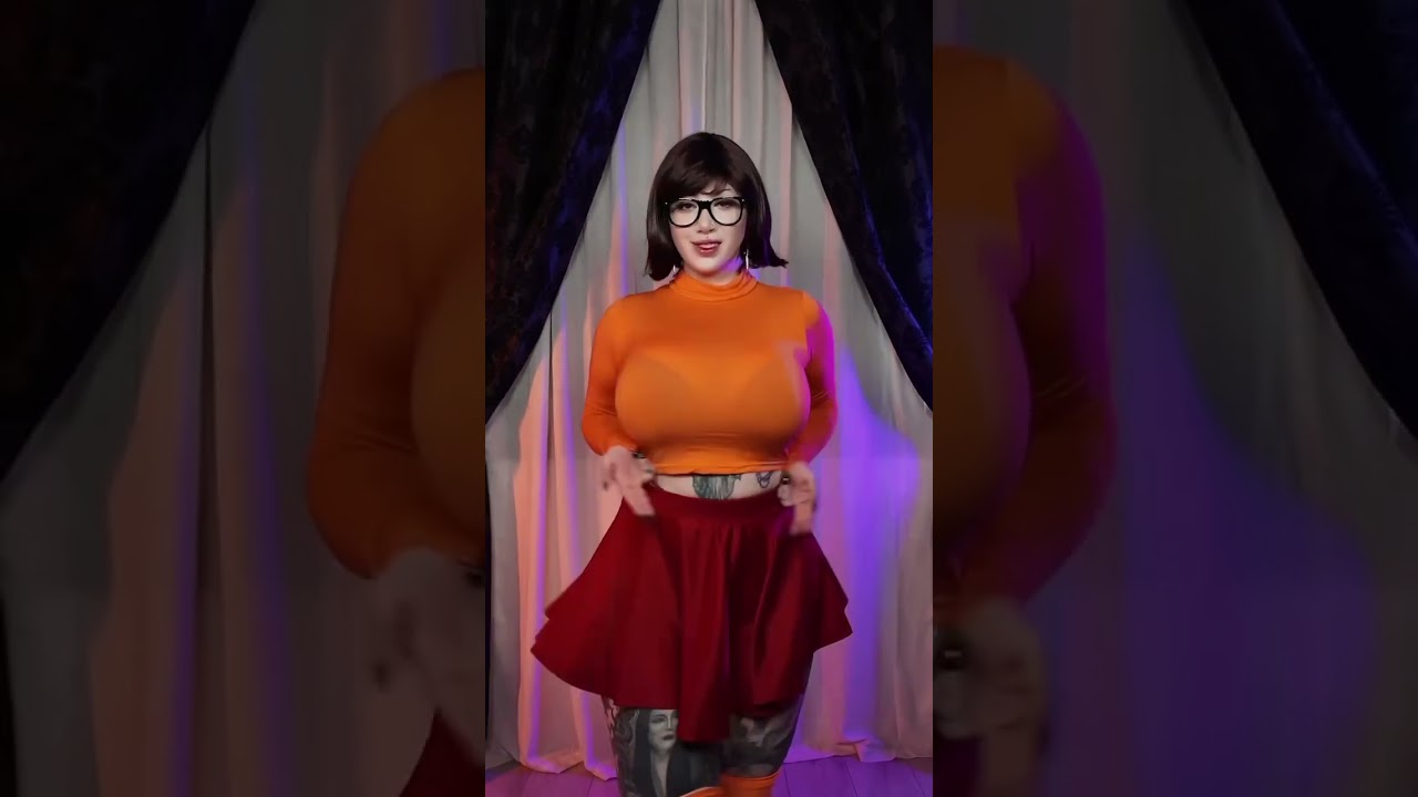Is this better with or without the pj transition?? 🤔 #velmacosplay #velma #scoobydoo #cosplay