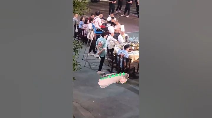 Deng Lun is afraid that Li Qin's chair will be unstable.Go around silently just to fix with his feet - DayDayNews