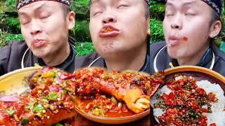 苗族小伙炸猪蹄，滋滋冒油，越吃越馋【苗族小宇】