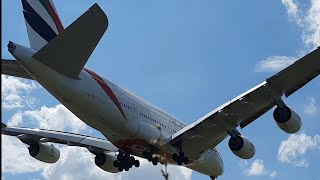 Landung eines A380 von Emirates in Hamburg