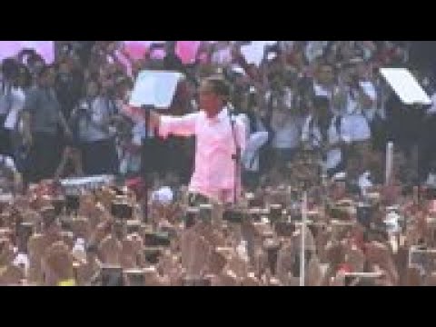 Widodo campaigns in packed Jakarta stadium