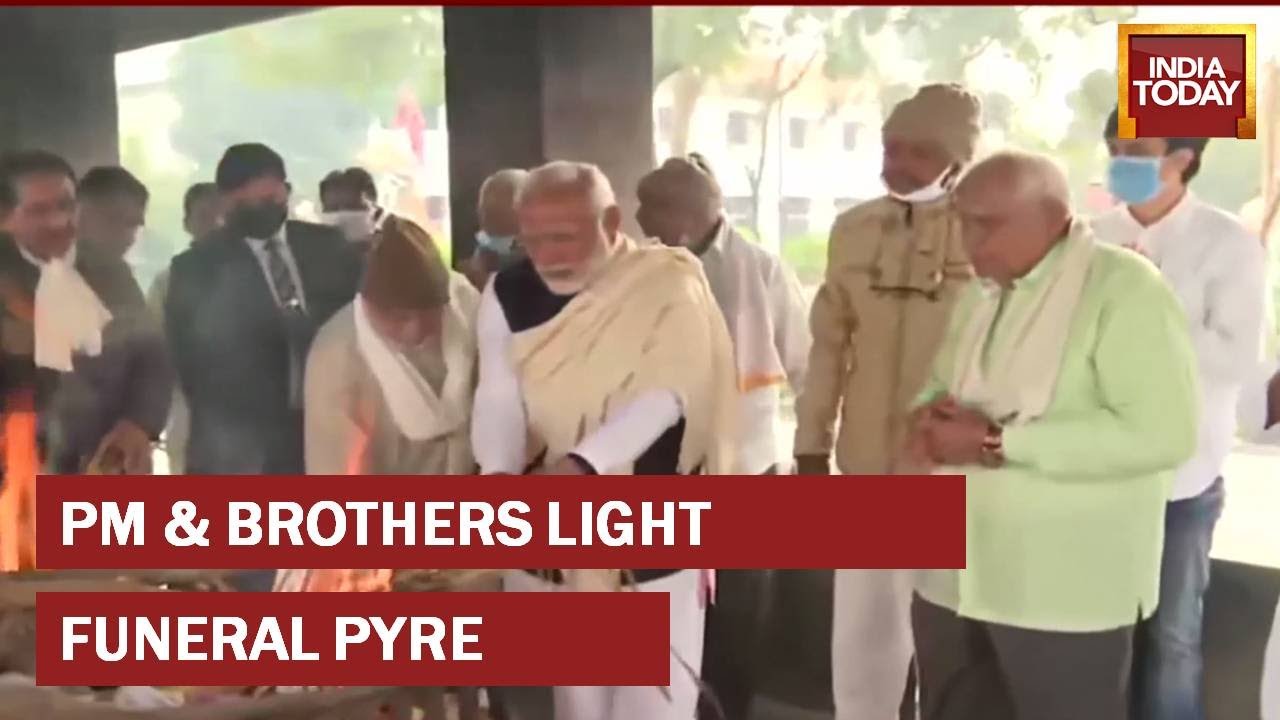 Looking on: PM Modi, his brothers perform last rites of their mother, Watch