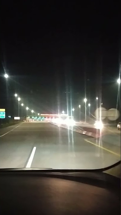 suasana malam hari di gerbang tol kalikangkung