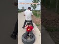 この女の子、なんていたずらっ子だったんだろう😂