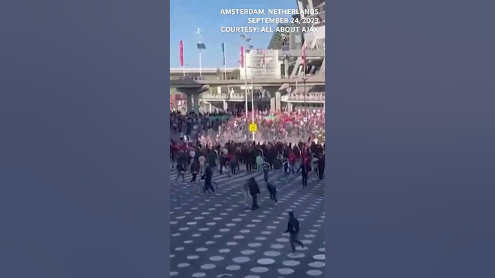 KIJK: Politie jaagt boze Ajax-fans weg nadat wedstrijd werd stilgelegd vanwege het gooien van fakkels op het veld