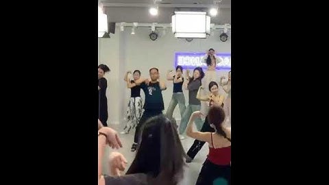 爸爸花一万多给女儿报 舞蹈班，孩子不去学也不退费只能自己学！古有替从军，今有替女从舞。 #funny #reels #dance #dad #shorts