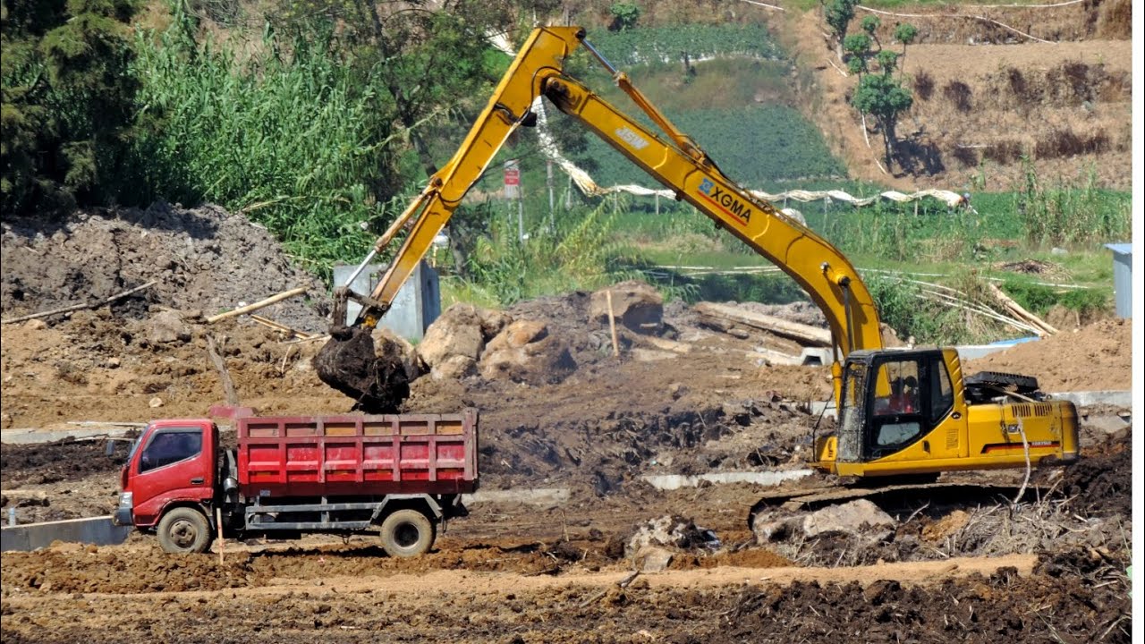 Long Arm Excavator XGMA loading dirt into Dump Truck - YouTube