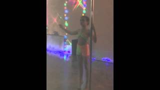 Девочка нереально танцует на пилоне(ей 13 лет)