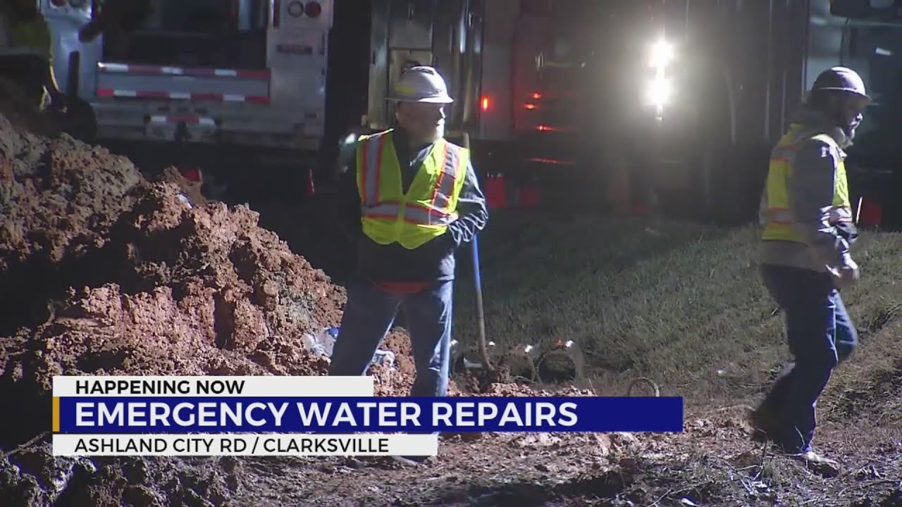 Crews work to repair water main break in Clarksville - YouTube