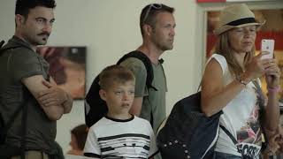 Fur Elise - Homeless man plays the piano in the airport - ( touched the hearts)