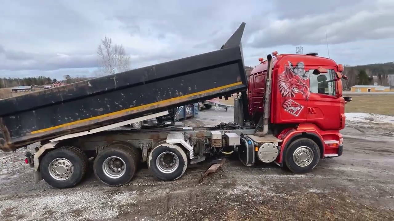 Tippbil plogutrustad SCANIA R560LB8X4*4HSA
