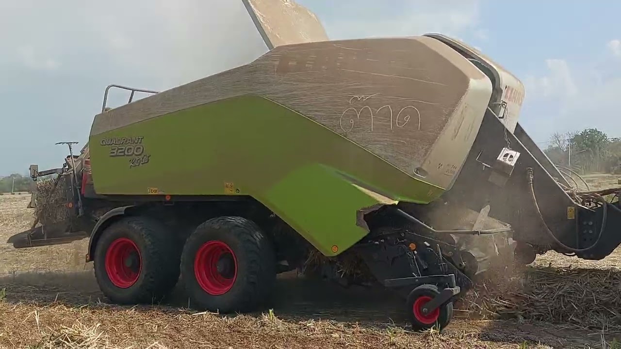 ใหญ่จัดอลังการ เครื่องอัดใบอ้อย CLAAS 3200 รถไถ CLAAS 640 ใหม่ๆสดๆก้อนล่ะ500กิโล excavator and truck
