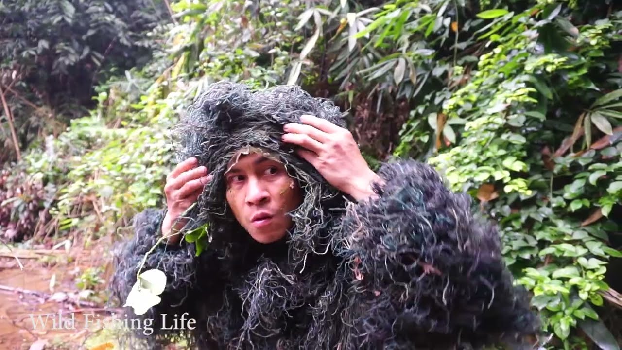 Wild Fishing - Camouflage fishing - How To Catch Fish By Hand